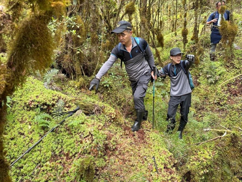 廖姓男子與妻子和另一對夫婦攀登太平山平元林道，廖男突然不見蹤影，搜救人員在現場尋獲他的登山杖。（宜蘭消防局提供）