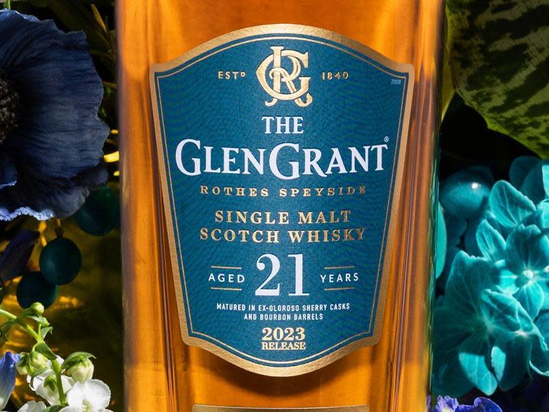 蘇格蘭單一麥芽威士忌品牌格蘭冠（GLEN GRANT）發表最新21年酒款，以60%波本桶與40%初次Oloroso雪莉桶老酒勾兌，散發怡人花果香、蜂蜜氣味，讓人有如置身花園。