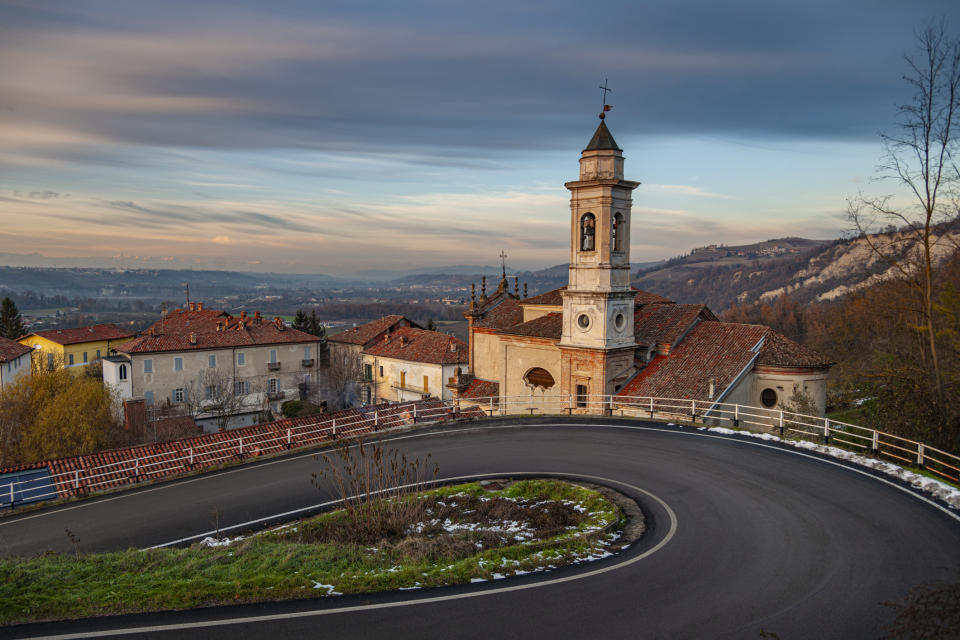 Der Ort Clavesana in der italienischen Region Piemont. - Copyright: Guido Cozzi/Atlantide Phototravel via getty images