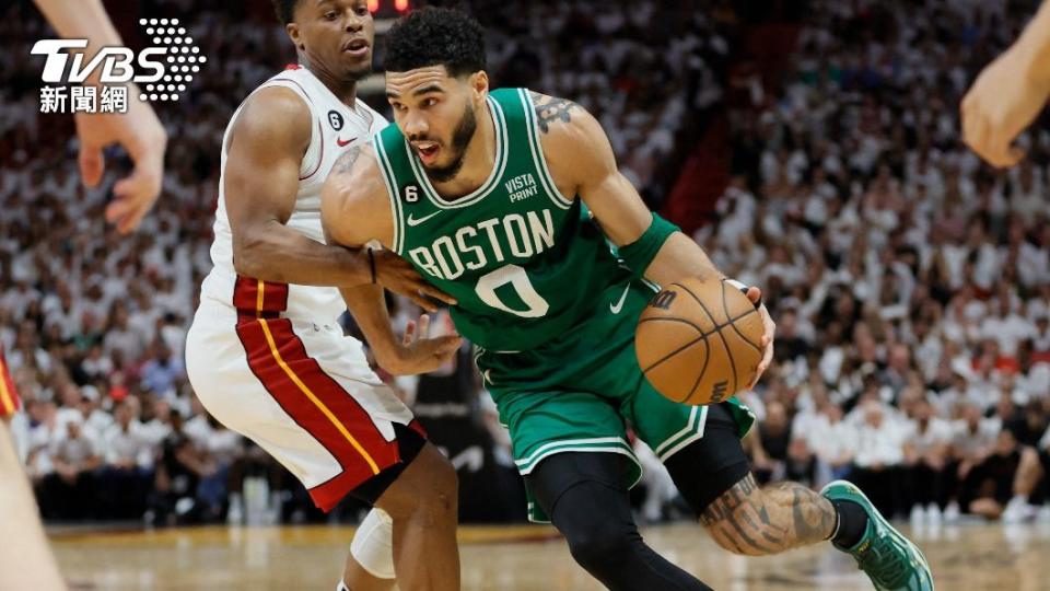 塞爾蒂克主將塔圖姆（Jayson  Tatum）「回神」砍下全場最高33分。（圖／達志影像路透社）