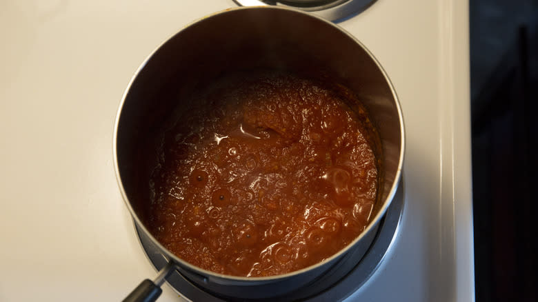 La salsa di pomodoro bolle nella padella 