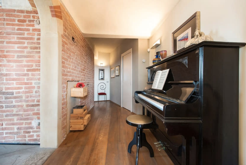 <p>And a piano. (Airbnb) </p>