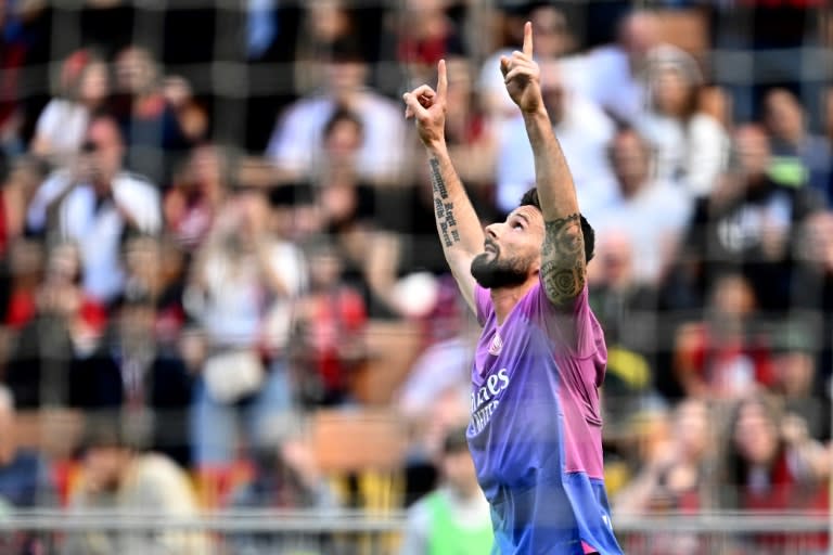 El delantero francés del Milan Olivier Giroud celebra el gol marcado en la victoria 3-0 contra el Lecce, en la 31ª jornada de la Serie A, el 6 de abril de 2024 en el Estadio de San Siro de Milán (GABRIEL BOUYS)