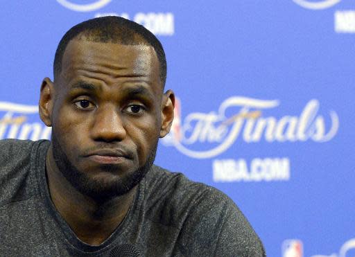 El jugador de los Miami Heat de la NBA LeBron James durante una rueda de prensa en Miami (EEUU), el 11 de junio de 2014 (AFP/Archivos | Timothy A. Clary)