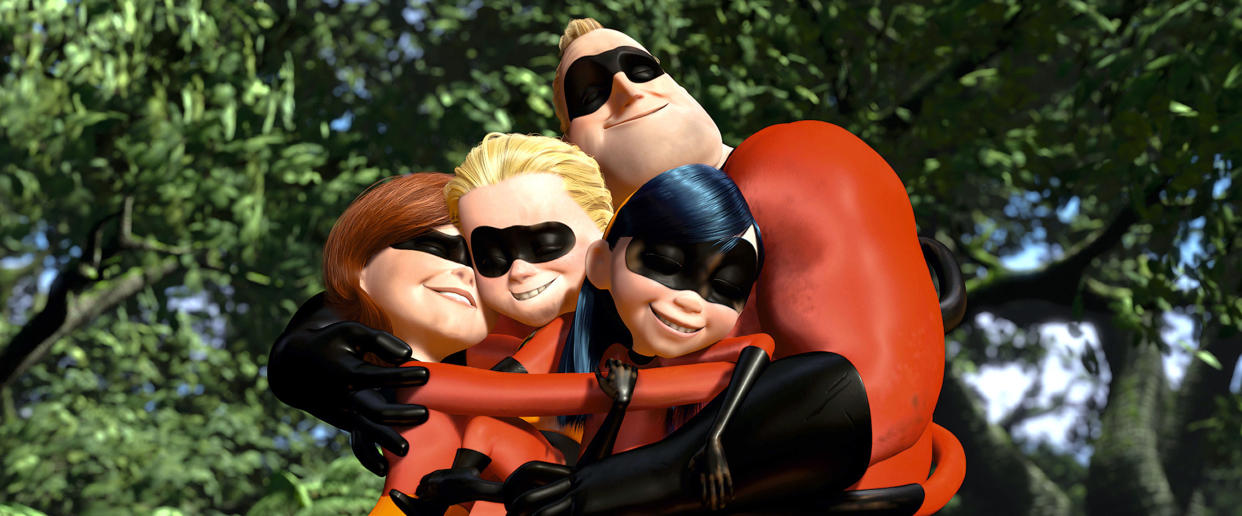 THE INCREDIBLES, Elastigirl, Dash, Mr. Incredible, Violet, 2004, (c) Walt Disney/courtesy Everett Collection