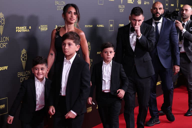 Lionel Messi y su familia, bien cuidados: el guardaespaldas no lo deja solo ni un segundo (Photo by FRANCK FIFE / AFP)