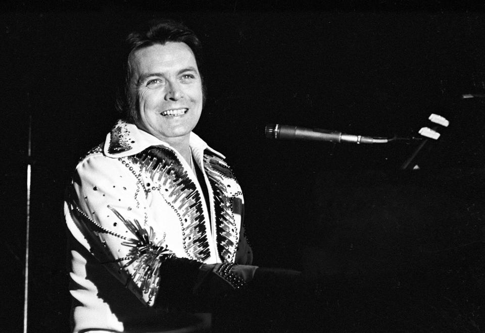 CIRCA 1978: Country musician Mickey Gilley performs at the piano onstage in circa 1978. (Photo by Michael Ochs Archives/Getty Images)