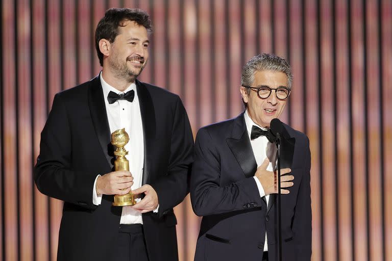 Santiago Mitre y Ricardo Darín, al recibir el Globo de Oro por Argentina, 1985