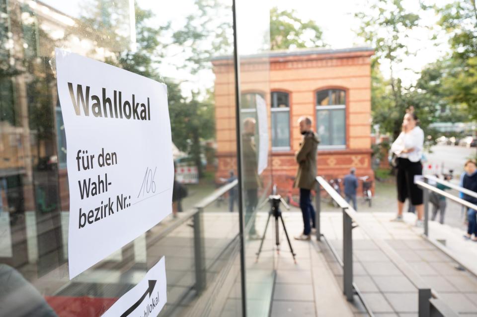 Wähler warteten am Sonntag teilweise in langen Schlangen in Berlin vor Wahllokalen auf die Stimmabgabe