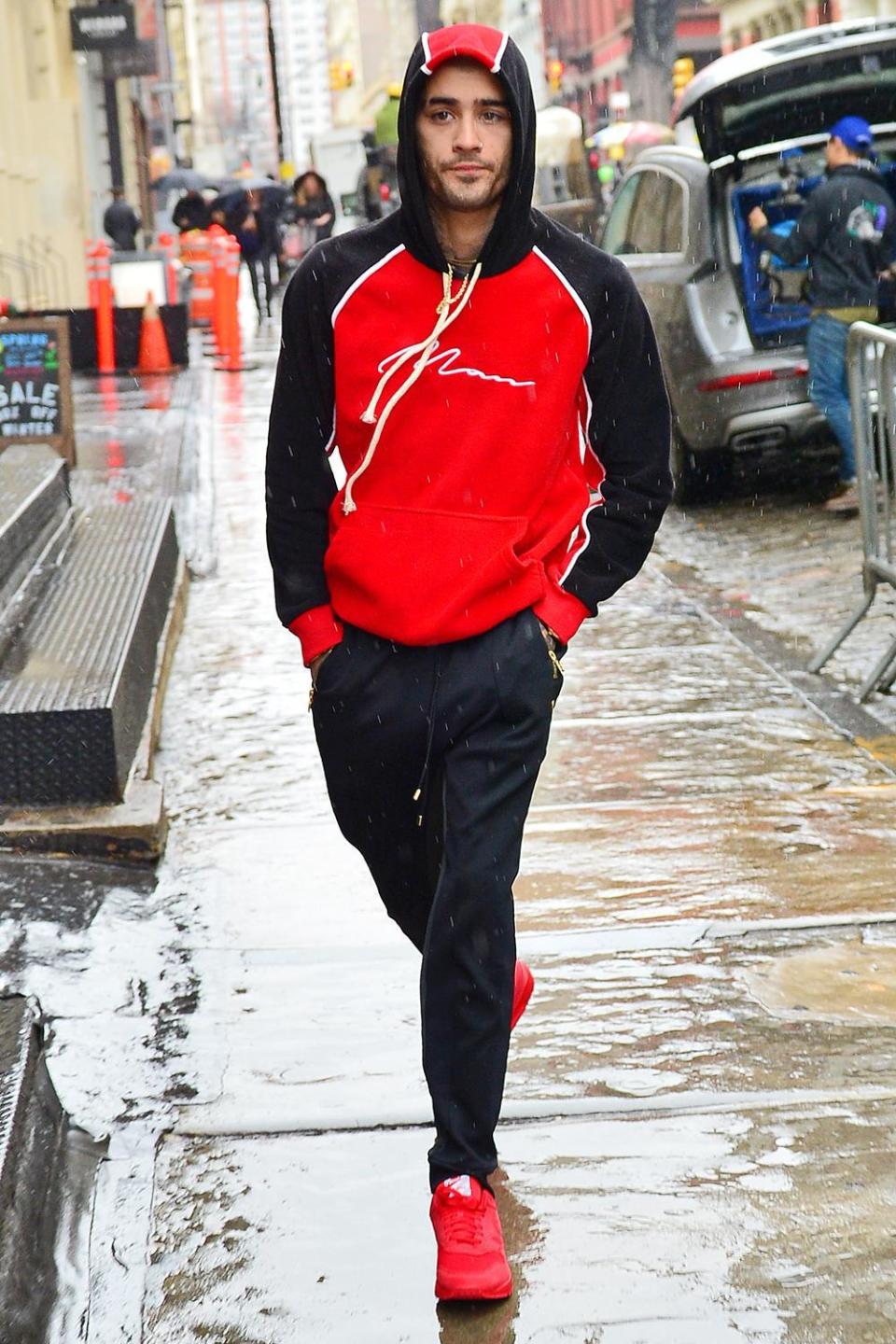 Zayn Malik seen arriving back to his apartment in the same clothing as yesterday(Splash News)