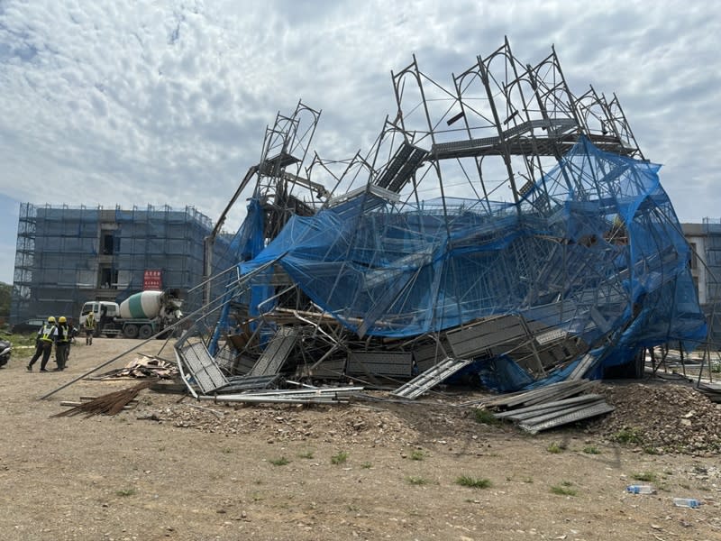 陸軍二支部花蓮美崙營區，18日上午發生施工鷹架倒塌事故。（中央社／民眾提供）