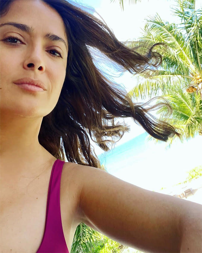 Salma Hayek en la playa