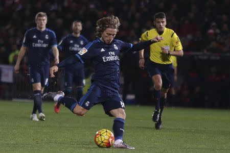 Football Soccer - Granada v Real Madrid- Spanish Liga BBVA - Nuevo Los Carmenes stadium, Granada - 7/2/16 Real Madrid's Luka Modric kicks the ball to score against Granada. REUTERS/Pepe Marin