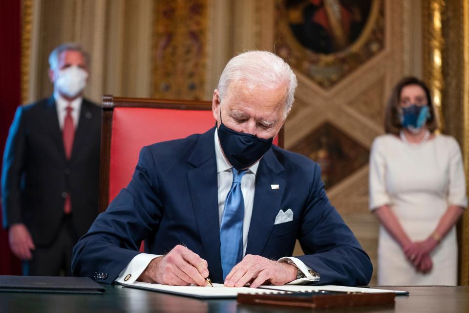 El presidente Joe Biden firma tres documentos que incluyen una declaración de investidura, nominaciones al gabinete y nominaciones al subgabinete en la Sala del Presidente en el Capitolio de los Estados Unidos después de la ceremonia de inauguración. (AP)