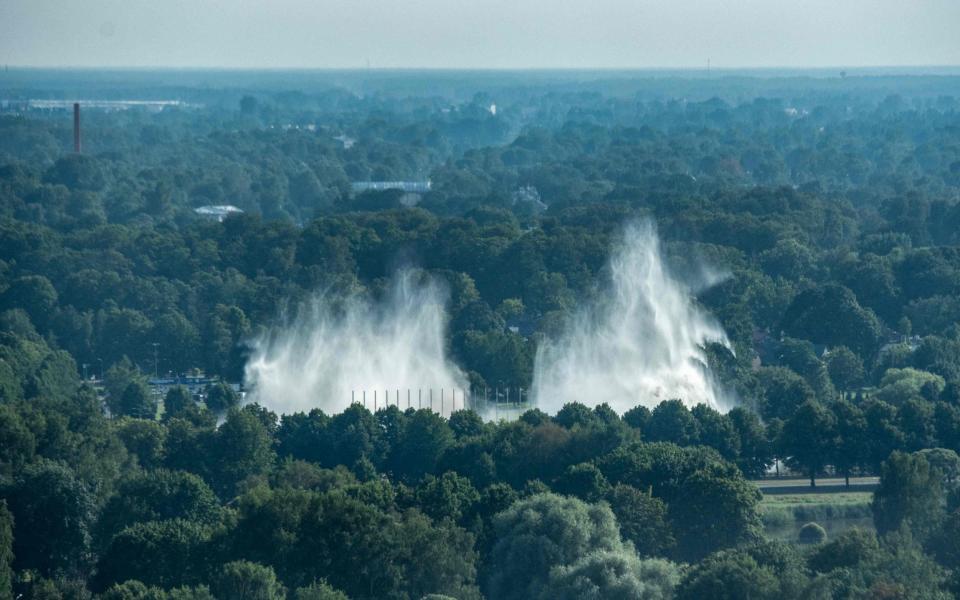 A picture taken on August 25, 2022 shows the dismantling of the Soviet-era monument in Riga. - Latvia dismantled a Soviet-era monument in its capital city Riga following Russia's invasion of Ukraine, despite protests from the Baltic state's ethnic Russian minority to keep it - AFP