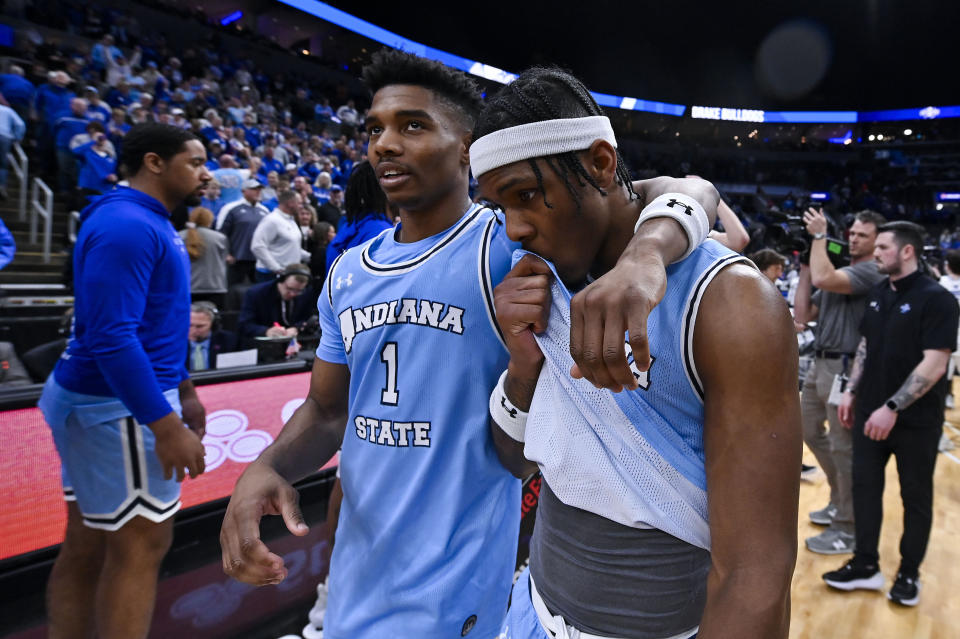 10 de março de 2024;  St. Louis, MO, EUA;  O guarda do Indiana State Sycamores Julian Leary (1) e o guarda Ryan Conwell (3) saem da quadra após a derrota para o Drake Bulldogs no torneio Missouri Valley Conference no Enterprise Center.  Crédito obrigatório: Jeff Curry-USA TODAY Sports