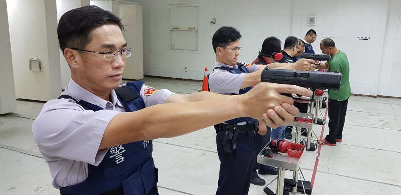 全新的「PPQ M2」手槍於今（107）年中旬起將成為台東縣警察局員警的新式配槍，原先值勤用了20年的90手槍，即將走入歷史。（圖／台東縣政府提供）
