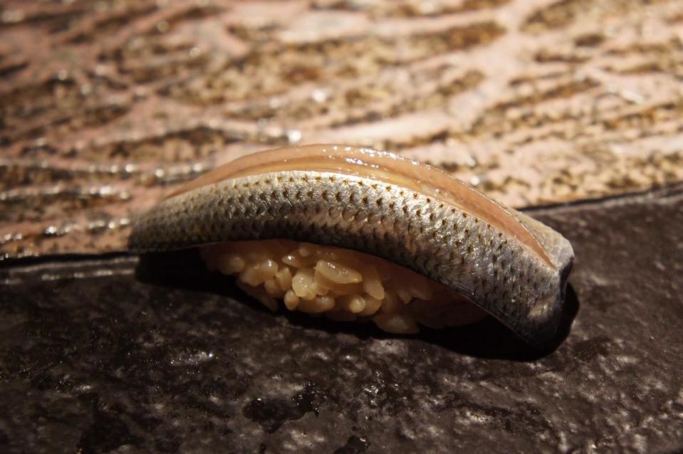 這貫「小鰶魚」十足展現亮皮魚的鮮美，入口先感受魚皮脆度，鮮甜味延長了尾韻。