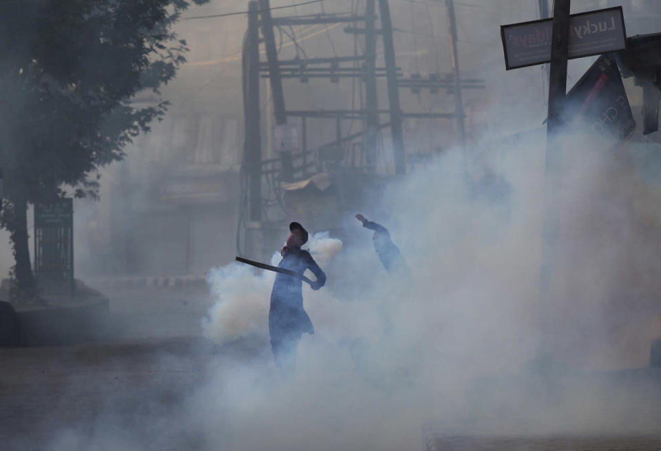 Kashmiri Muslim protesters throw rocks