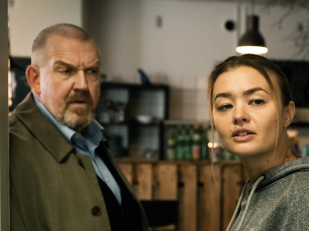 "Tatort: Diesmal ist es anders": Larissa Krüger (Katja Hutko) ist über Kommissar Freddy Schenks (Dietmar Bär) Besuch nicht begeistert . (Bild: WDR/Bavaria Fiction GmbH/Martin Valentin Menke)