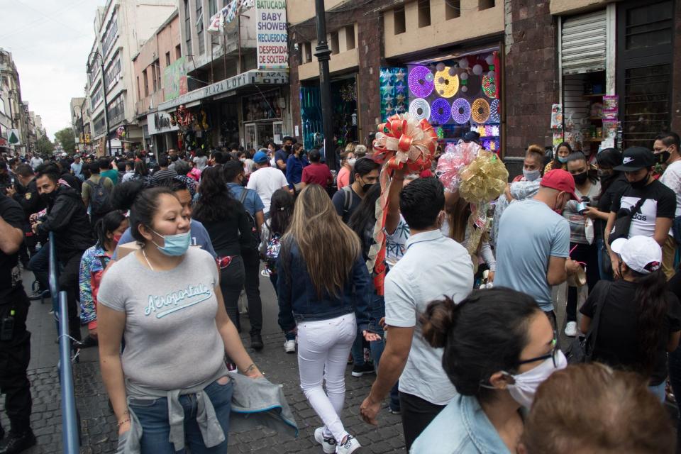 Miles de Capitalinos acuden al Centro HistÃ³rico de la Ciudad, a realizar compras y otros simplemente a pasear,