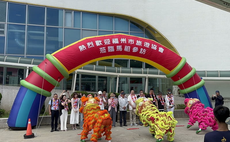 福州市旅遊協會馬祖踩線團訪南竿遊客中心 福州市旅遊協會馬祖踩線考察團29日下午抵達馬祖南 竿，縣府在南竿遊客中心設置氣球拱門前設置氣球拱 門、安排舞獅演出迎賓，氣氛熱絡。 （連江縣馬祖觀光協會提供） 中央社記者黃旭昇傳真  113年6月29日 