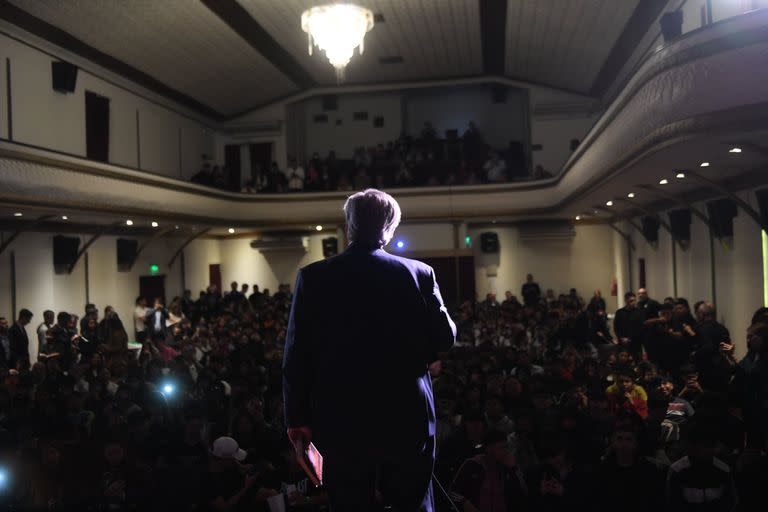 Alberto Fernández le habla a un grupo de estudiantes en un cine de Escobar, donde asistió a la proyección de "Argentina, 1985"