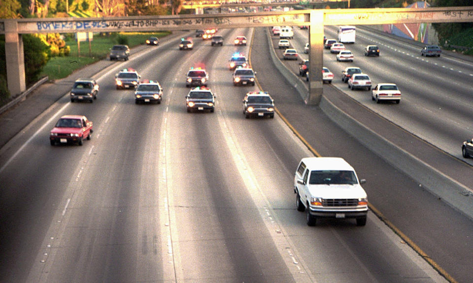 ARCHIVO - En esta fotografía de archivo del 17 de junio de 1994, una camioneta Ford Bronco blanca, conducida por Al Cowlings con O.J. Simpson como pasajero, es seguida por patrullas de la policía de Los Ángeles en una autopista de Los Ángeles. Simpson, el astro del fútbol estadounidense y actor de Hollywood que fue absuelto de los cargos de haber matado a su exesposa y a su amigo, pero luego fue declarado responsable en un juicio civil separado, falleció a los 76 años. (Foto AP/Joseph Villarin, archivo)