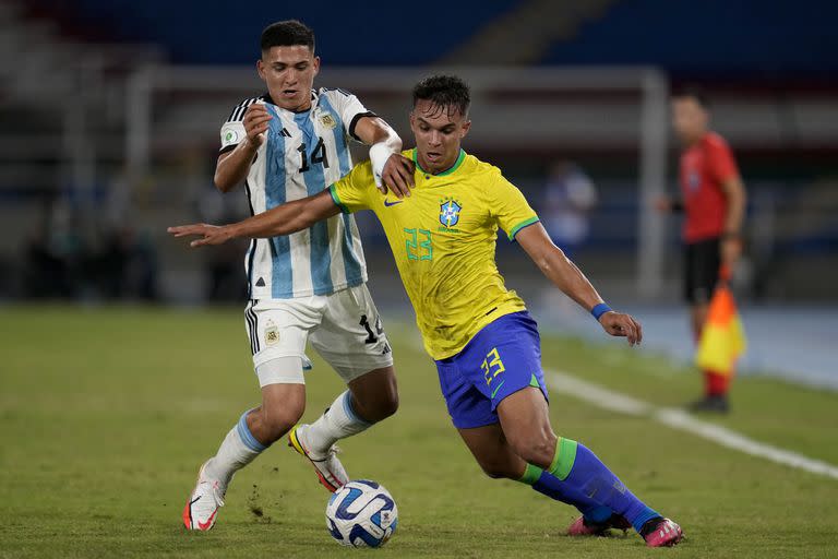 Génez disputa la pelota con Giovane