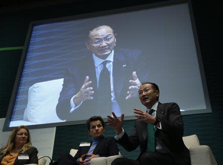 World Bank President Jim Yong Kim (R) speaks during the opening ceremony of the headquarters of the Green Climate Fund in Incheon, west of Seoul December 4, 2013. REUTERS/Kim Hong-Ji