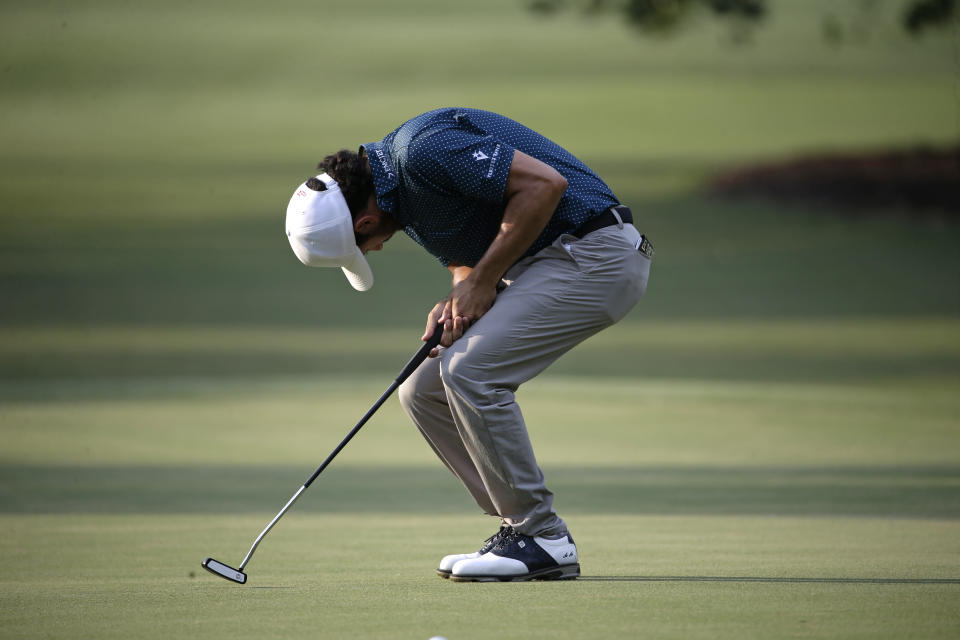 El mexicano Abraham Ancer se lamenta después de fallar un putt para birdie en el green del hoyo 10 en la ronda final del torneo RBC Heritage, el domingo 21 de junio de 2020, en Hilton Head Island, Carolina del Sur. (AP Foto/Gerry Broome)