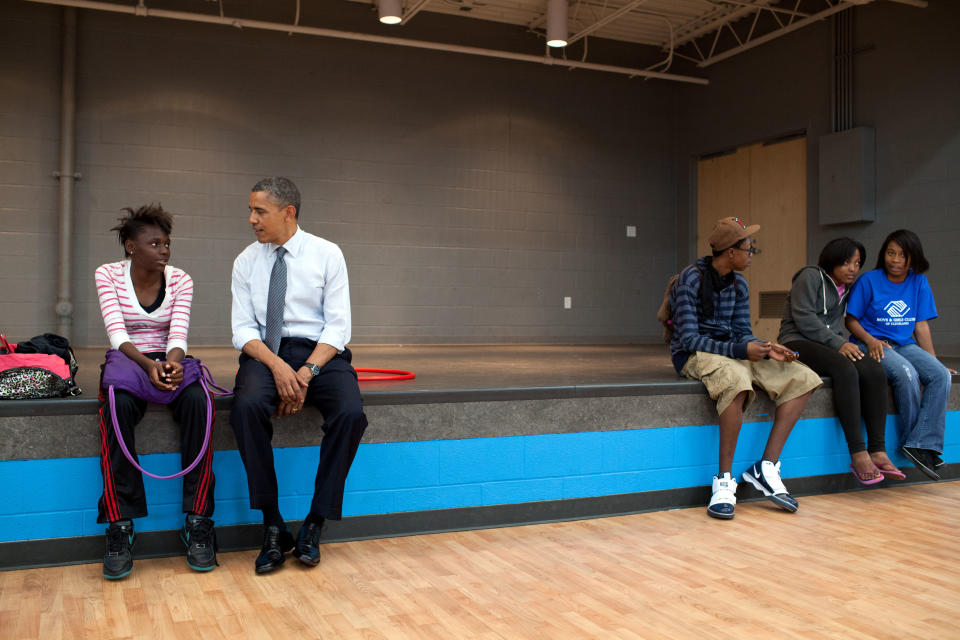 Le président des États-Unis, Barack Obama, échangeant avec des enfants lors de sa visite du 14 juin 2012 au Boys and Girls Club de Cleveland, sur Broadway Avenue, à Cleveland, dans l’État de l’Ohio. (Photo de Pete Souza/The White House via Getty Images) <br>