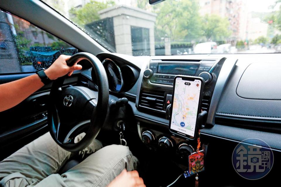 馮冠皓（駕駛者）除努力挽救公司，也利用下班時間開Uber賺生活費。