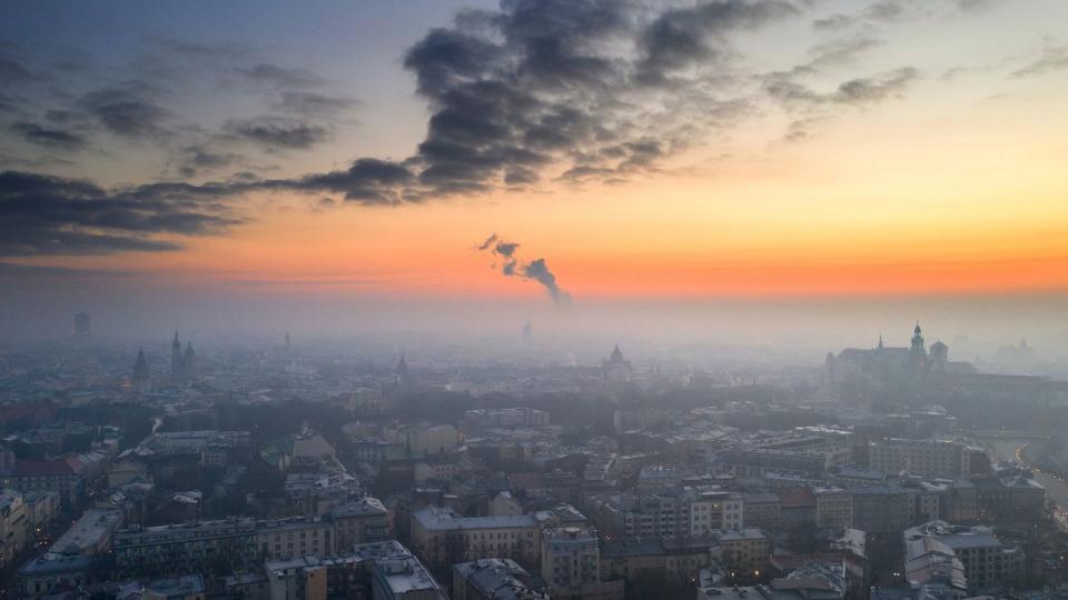 Smog ist über der Stadt Krakau zu sehen. Die Menschen in weiten Teilen der Europäischen Union atmen nach Angaben der Umweltagentur EEA noch immer zu viele Schadstoffe ein. (Bild: dpa)