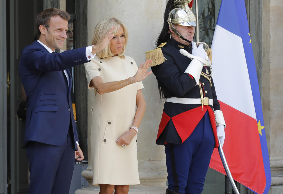 Pero en la política también hemos encontrado un caso al revés, es decir, que ella sea la mayor de la pareja. Y es que Brigitte Macron tiene 66 años, mientras que el presidente francés cumplirá los 42 el próximo 21 de diciembre. (Foto: Michel Euler / AP)