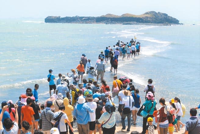 遊客總量管制，澎湖縣政府擬收「旅遊稅」、「登島費」，各界罵翻天。（陳可文攝）