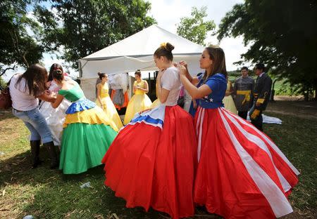 Descendants of American Southerners wearing Confederate-era dresses and uniforms prepare to attend a party to celebrate the 150th anniversary of the end of the American Civil War in Santa Barbara D'Oeste, Brazil, April 26, 2015. REUTERS/Paulo Whitaker