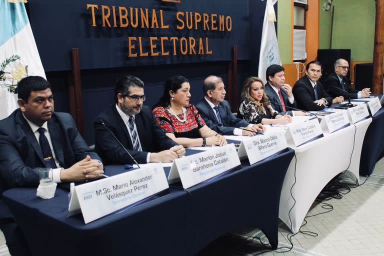 Miembros del Tribunal Supremo Electoral (TSE) de Guatemala, que inhabilitó el partido del presidente electo Bernardo Arévalo