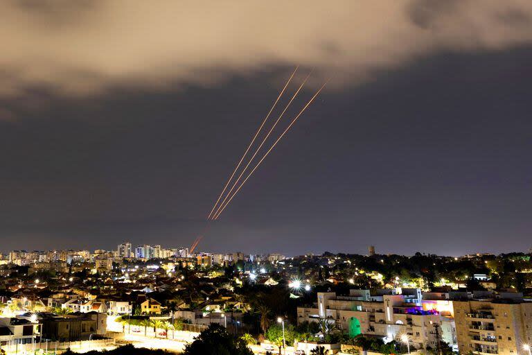 Un sistema antimisiles opera después de que Irán lanzó drones y misiles hacia Israel, visto desde Ashkelon, Israel, el 14 de abril de 2024