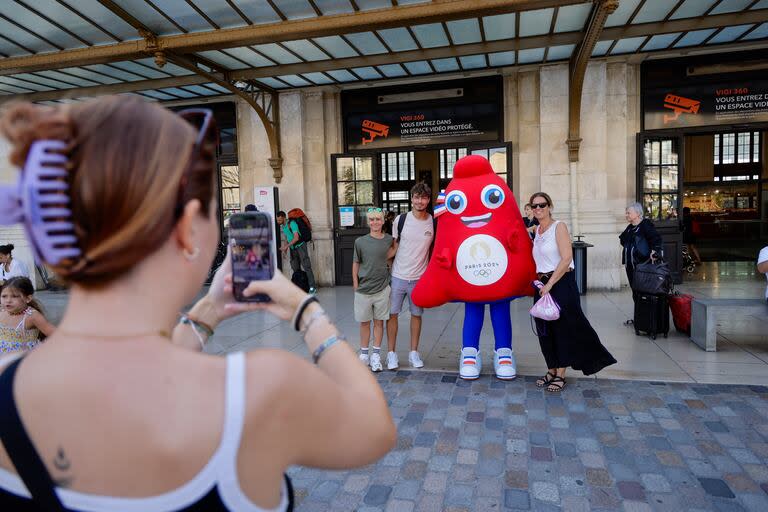 Una persona disfrazada de Phryges, la mascota olímpica y paralímpica de París 2024, en las calles de Burdeos, sede de la Argentina y Francia, por los cuartos de final de fútbol en París 2024