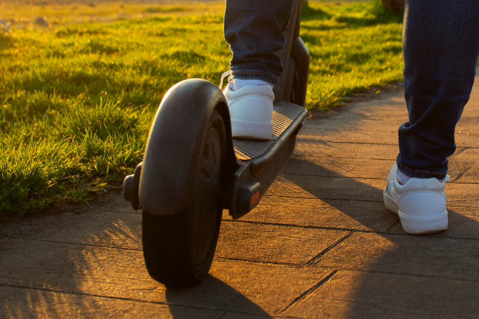 kick scooter rental, traffic safety on city streets, speed limits for electric scooters