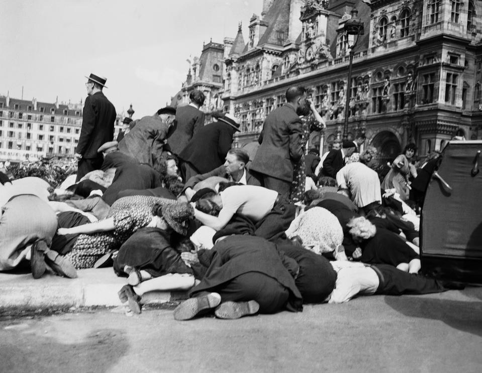 La gente se echa al suelo en la Place de l'Hôtel-de-Ville para escapar de las balas de francotiradores alemanes durante la celebración de la liberación el 26 de agosto de 1944. (Foto: Peter J. Carroll / AP).