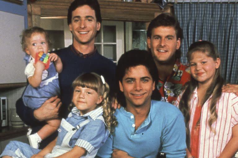 El elenco de Full House completo:  Bob Saget, Dave Coulier, John Stamos, Jodie Sweetin, Candace Cameron, Mary Kate y Ashley Olsen