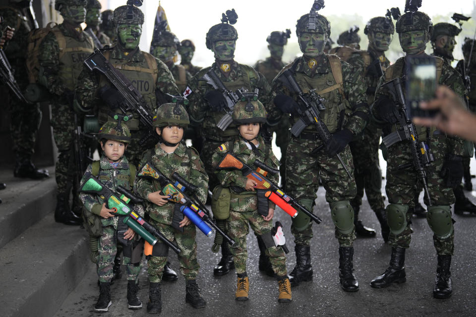 Niños vestidos de soldados posan para una foto en el desfile del Día de la Independencia en Bogotá, Colombia, el sábado 20 de julio de 2024. Colombia celebra los 214 años de su independencia de España. (AP Foto/Fernando Vergara)