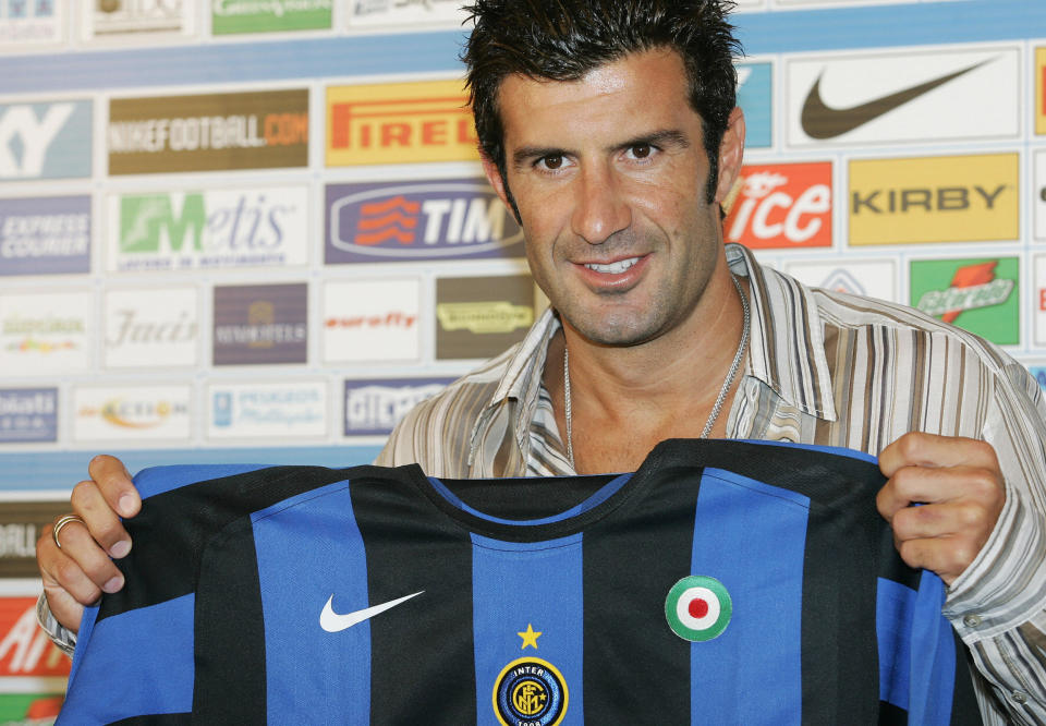 Luis Figo, siendo presentado por el Inter de Milán. | Foto: Getty