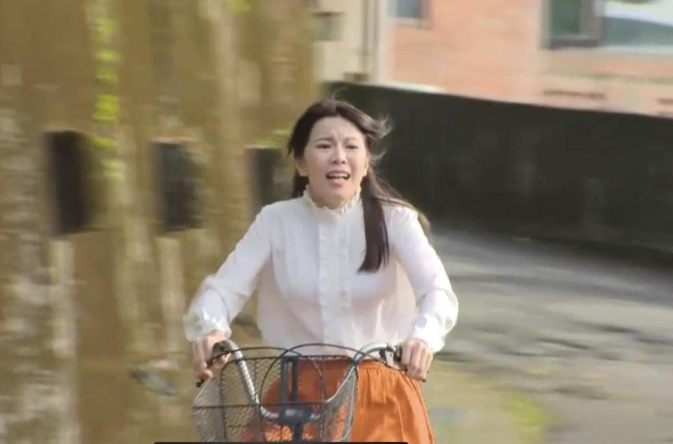 廖苡喬小時候騎單車慘摔，讓她看到劇本要騎單車就有陰影。（民視提供）