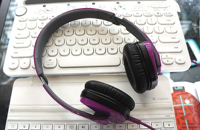 The UE 4000 headphones features a lightweight, collapsible design with plush cushions for listening comfort and portability. It also has 40mm drivers so audio performance is not compromised in any way. It is priced at $49 (U.P.: $79).