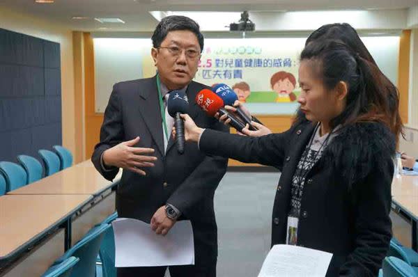醫師李秉穎（左）強調，台灣暴露於PM2.5環境，約4成來自境外霾害汙染。（圖片提供／台灣兒科醫學會）