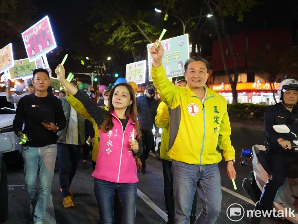 選戰進入白熱化階段，台南市第六選區立委王定宇推出「5日大潦街」行動，期待能透過每場300人，搭配鼓車、螢光棒、發光手舉牌等嘉年華會遊行方式，激發出選民最大熱情。   圖：王定宇競選總部提供