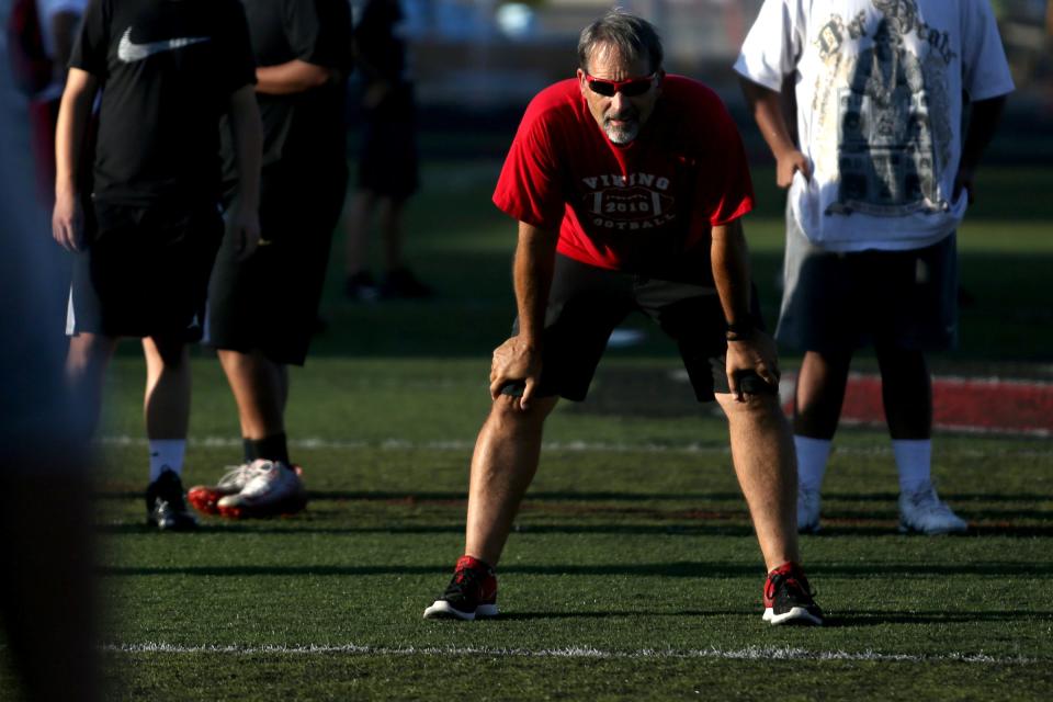 El entrenador en jefe Jeff Flood dirige una práctica antes de que comience la temporada de fútbol en North Salem High School el 15 de agosto de 2019.